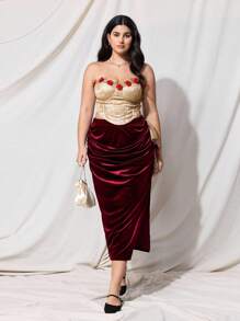 SHEIN MOD Conjunto de talla grande vintage: Corpiño de encaje dorado con contraste de flores 3D en rojo, combinado con falda midi de terciopelo borgoña con abertura, volantes y cintura alta. Romántico y elegante para bodas, graduaciones, fiestas y ocasiones formales. - Dorado - Ver 3