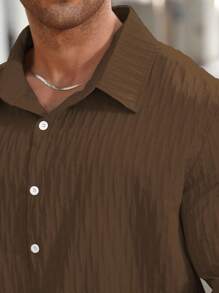 Manfinity Homme Camisa casual de manga corta de un solo pecho en unicolor para hombres de talla grande de verano