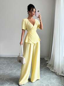 SHEIN PETITE 2 件套小码女士短款交叉 V 领短袖衬衫和高腰阔腿裤，奶油色亚麻，法式，夏季