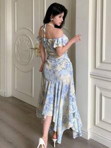 Modelyn Robe d'été élégante pour femme en mousseline imprimée, épaules dénudées, croisée, plissée avec ourlet irrégulier - Bleu azur - Voir 2