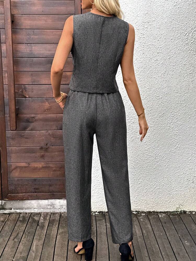 Ensemble casual femme composé d'un gilet et d'un pantalon de couleur unie, à simple boutonnage. Ensemble veste et pantalon pour femme, tenue de ville décontractée. Ensemble deux pièces pour femme à porter au quotidien, avec pantalon imprimé style bohème. Ensemble jogging femme pour l'automne. Hauts femme pour la saison automnale, pour les sorties. Hauts basiques femme pour l'automne. Chemisiers femme pour le travail. Hauts d'été mignons et fluides pour femme.