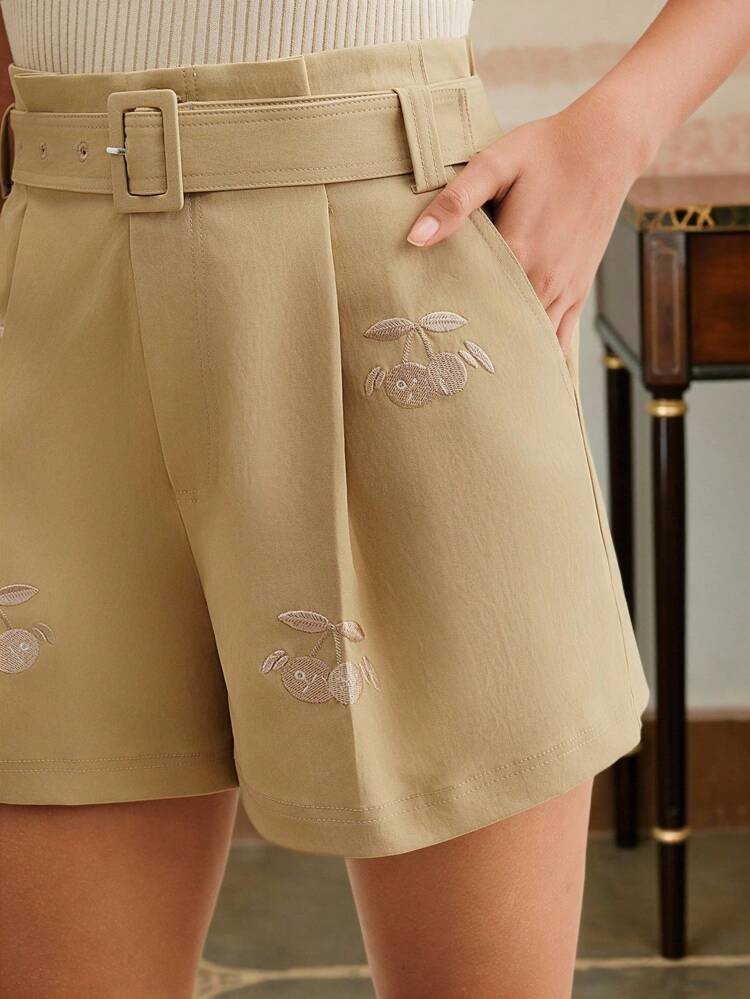 Short décontracté à taille haute et fluide avec plis et broderie, ceinturant la taille, pour femmes