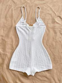 Soleia Femmes Combinaison en maille texturée plissée blanche pour les vacances, décoré d'une étoile de mer métallique à l'avant, coupe ajustée. Convient pour les fêtes, les rendez-vous, le thé de l'après-midi, la plage. Peut être portée à l'intérieur ou à l'extérieur. Style casual de rue