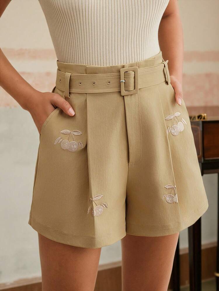 Short décontracté à taille haute et fluide avec plis et broderie, ceinturant la taille, pour femmes