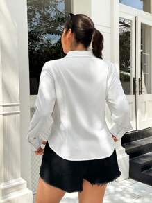 Solflare قميص أبيض مطرز بتصميم بسيط وأنيق للنساء ذوات الحجم الكبير، مناسب للخروج في فصل الصيف، بأكمام طويلة وأزرار أمامية، مناسب للارتداء اليومي، الخريف، الشتاء، العمل، المعلمات، الأعمال، المكتب، وللمرأة الكاجوال. قميص مهني مناسب للعودة إلى المدرسة - أبيض - مشاهدة 2