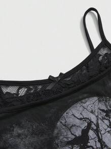 ROMWE Goth 深色哥特式森林乌鸦与枯树图案露肩吊带上衣，不对称下摆，蕾丝拼布，黑色哥特式藤蔓印花短袖露肩女式 T 恤 - 黑色 - 查看 4