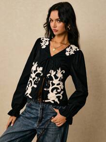 Poéselle 女士复古花卉刺绣系带衬衫，可爱上衣，波西米亚风，适合工作、冬季等各种场合，商务休闲女装，办公室女装，复古富家女装，优雅女装，秋季女装，冬季女装 - 黑與白 - 查看 6