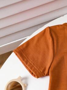 男婴夏季运动T恤和牛仔套装！上衣采用清新色调，搭配可爱的小熊图案，充满可爱个性；下装搭配经典牛仔裤，简约时尚。适合外出展现童真，休闲居家穿着舒适自由，活力四射的运动，甚至派对派对，都能成为吸睛的焦点。 - 彩色 - 查看 3