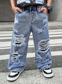小男孩街头风格复古破洞宽松蓝色牛仔裤，适合儿童服装春夏日常街头服饰