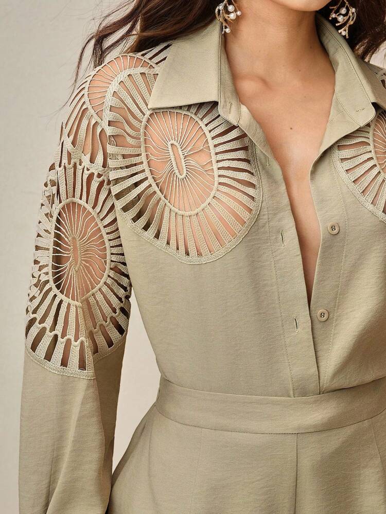 Ensemble élégant de chemise à manches longues ajourée et pantalon évasé pour le travail