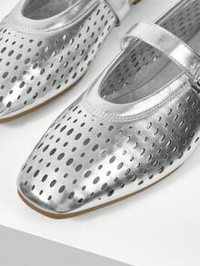 MOTF PREMIUM PU皮镂空平底鞋 - 銀色 - 查看 9