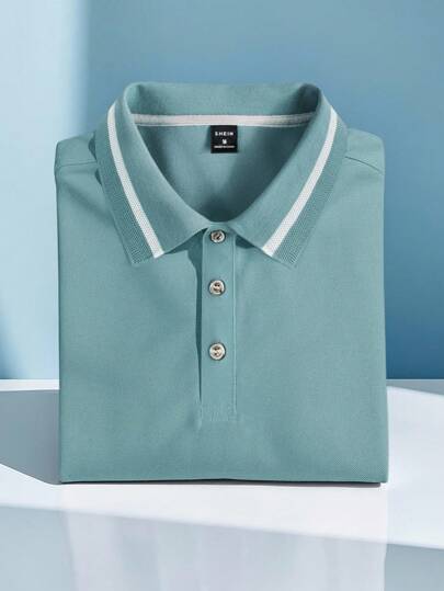 Calvornis Camisa polo de manga corta casual para hombre con ribete de contraste, con tela de color gris-verde claro combinada con un cuello texturizado a rayas blancas para un aspecto fresco pero compuesto. La tela es suave y transpirable, proporcionando comodidad y calidad, con un estilo formal de negocios, dinero antiguo
