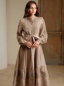 Anewsta Robe à manches longues avec col Mandarin, style élégant et de palais, à motif de dentelle fleurs creuses hydrosoluble, avec nœud papillon - Tabac - Voir 4