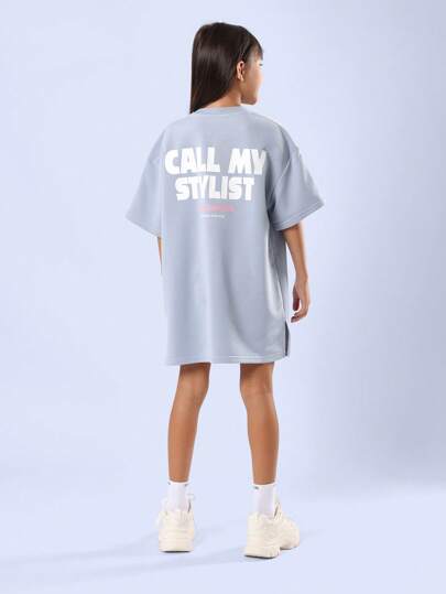  Robe t-shirt graphique Sumwon surdimensionnée avec l'impression "Appelez mon styliste". Collection automne-hiver, style streetwear new-yorkais, mode décontractée