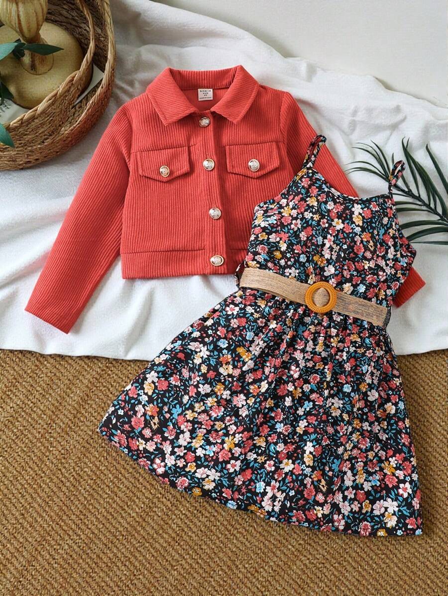 SHEIN Vintaside Kids 女孩翻蓋細節夾克和小碎花印花吊帶連身裙 - 彩色 - 查看 1