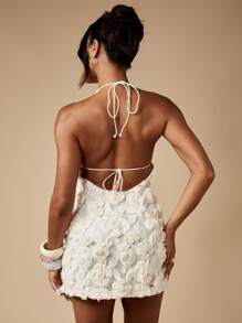 MISSGUIDED 优雅纹理玫瑰贴花露背迷你连衣裙，适合特殊场合、婚礼招待会、新娘送礼会、白色花卉蕾丝派对短款夏季庆典 - 白色 - 查看 2