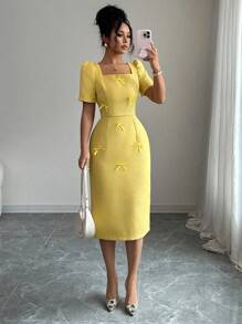 Modelyn Vestido de mujer de tela de tweed amarillo encantador, con cuello cuadrado, mangas cortas y detalle de moño, diseño elegante de longitud hasta la rodilla - Amarillo - Ver 3