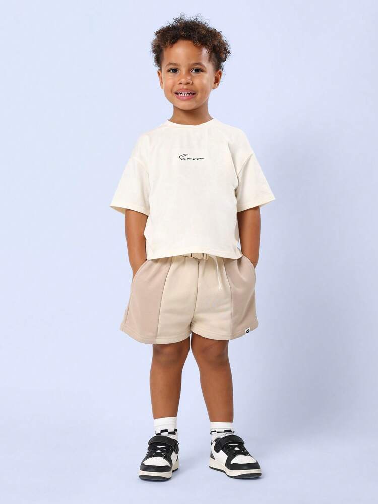 허리끈과 신축성 밴드가 달린 플리츠 반바지