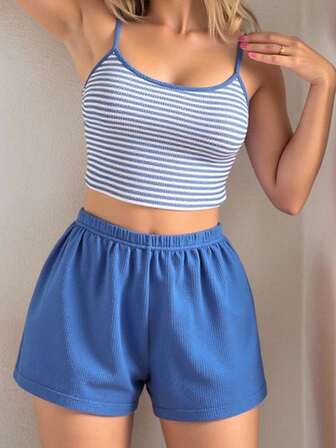 طقم بيجامة نسائي كاجوال مصنوع من القماش المحبوك ذو التصميم المخطط، القميص و السروال القصير، مريح