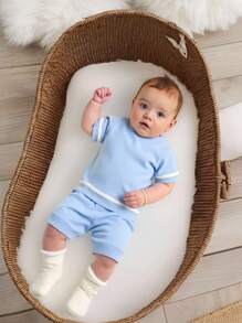 SHEIN 2 件男婴针织毛衣套装 - 蓝色舒适短袖套头衫和短裤，适合日常、户外、旅行、度假、居家、育儿、玩耍穿着