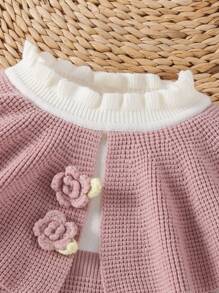 SHEIN Vintaside Kids 女婴毛衣裙，圣诞主题针织套头裙，秋冬季舒适温暖，二合一斗篷款式，荷叶边领子，花卉钩针装饰，时尚优雅，适合日常穿着、外出和旅行