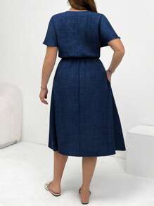 SHEIN Essnce Vestido casual de verano holgado y cómodo para mujer de talla grande, de longitud media con bolsillos, cuello en V, mangas cortas, estilo europeo de verano, adecuado como atuendo de maestra, vestido sencillo