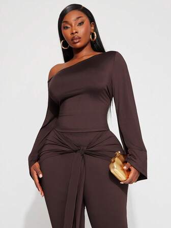 SHEIN X Phaith Montoya SHEIN SXY Completo da donna curvy elegante, sensuale e minimale, composto da 2 pezzi: top con scollo asimmetrico e maniche a zampa, top aderente abbinato a leggings capri aderenti con cintura annodata