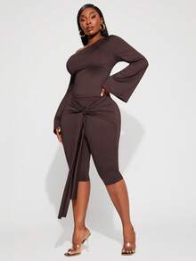 Radiana Bộ đồ nữ cỡ lớn thanh lịch, quyến rũ, gợi cảm, tối giản gồm 2 món: Áo cổ bất đối xứng, tay áo loe rộng, áo ôm sát và quần legging lửng ôm sát cùng thắt lưng thắt nút; Màu nâu; Thích hợp cho: Thường ngày, Phong cách đường phố, Trang phục phương Tây, Lễ hội âm nhạc, Cổ điển, Tối giản, Buổi hòa nhạc, Tiệc hóa trang, Khu nghỉ dưỡng, Đi chơi, Kỳ nghỉ, Ngày lễ, Hẹn hò, Tụ họp, Sinh nhật, Tiệc độc thân, Phong cách Gyaru, Nghỉ ngơi, Rave, Kín đáo, Sang trọng, Câu lạc bộ, Dễ thương, Thường ngày, Mua sắm, Thời trang đường phố, Đi chơi, Y2K, Y3K. - màu nâu - Xem 6