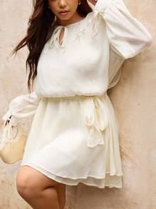 Elaquor Váy dài tay bằng vải chiffon mỏng bó eo cỡ lớn thường ngày - Màu be - Xem 1