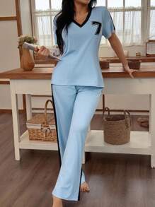 SHEIN Set de 2 piezas de pijama para mujer con camiseta de cuello en V con parches de encaje y pantalón recto, conjunto de pijama azul claro, conjuntos de ropa de estar en casa para mujer, ropa de estar en casa de cuello en V, conjuntos de pijama