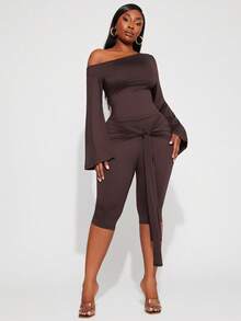 Radiana Bộ đồ nữ cỡ lớn thanh lịch, quyến rũ, gợi cảm, tối giản gồm 2 món: Áo cổ bất đối xứng, tay áo loe rộng, áo ôm sát và quần legging lửng ôm sát cùng thắt lưng thắt nút; Màu nâu; Thích hợp cho: Thường ngày, Phong cách đường phố, Trang phục phương Tây, Lễ hội âm nhạc, Cổ điển, Tối giản, Buổi hòa nhạc, Tiệc hóa trang, Khu nghỉ dưỡng, Đi chơi, Kỳ nghỉ, Ngày lễ, Hẹn hò, Tụ họp, Sinh nhật, Tiệc độc thân, Phong cách Gyaru, Nghỉ ngơi, Rave, Kín đáo, Sang trọng, Câu lạc bộ, Dễ thương, Thường ngày, Mua sắm, Thời trang đường phố, Đi chơi, Y2K, Y3K. - màu nâu - Xem 4