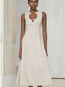 Aveloria Modichic Robe longue élégante et luxueuse d'été nouvelle pour femmes, avec design de serrure à motif ajouré et plis à l'avant, sans manches - Beige - Voir 1