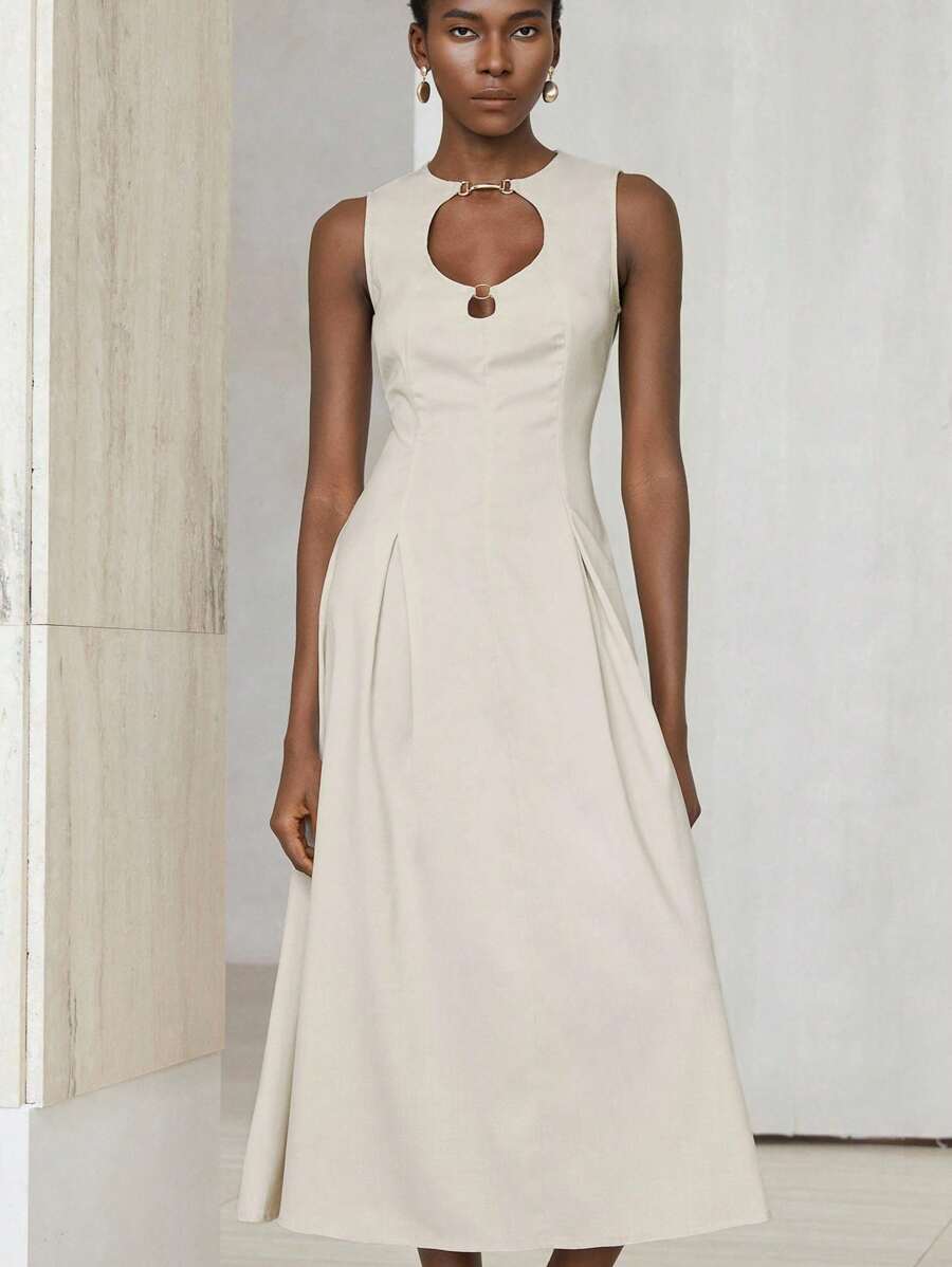 Aveloria Modichic Robe longue élégante et luxueuse d'été nouvelle pour femmes, avec design de serrure à motif ajouré et plis à l'avant, sans manches - Beige - Voir 1