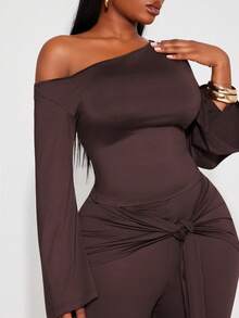 Radiana Bộ đồ nữ cỡ lớn thanh lịch, quyến rũ, gợi cảm, tối giản gồm 2 món: Áo cổ bất đối xứng, tay áo loe rộng, áo ôm sát và quần legging lửng ôm sát cùng thắt lưng thắt nút; Màu nâu; Thích hợp cho: Thường ngày, Phong cách đường phố, Trang phục phương Tây, Lễ hội âm nhạc, Cổ điển, Tối giản, Buổi hòa nhạc, Tiệc hóa trang, Khu nghỉ dưỡng, Đi chơi, Kỳ nghỉ, Ngày lễ, Hẹn hò, Tụ họp, Sinh nhật, Tiệc độc thân, Phong cách Gyaru, Nghỉ ngơi, Rave, Kín đáo, Sang trọng, Câu lạc bộ, Dễ thương, Thường ngày, Mua sắm, Thời trang đường phố, Đi chơi, Y2K, Y3K. - màu nâu - Xem 8