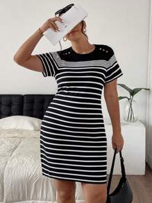 SHEIN Frenchy 大码女式条纹圆领短袖纽扣设计休闲夏装 - 黑與白 - 查看 3