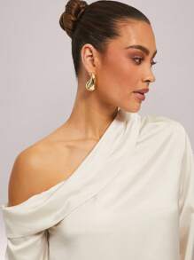 Silquee Damska satynowa bluzka z długim rękawem w jasnobeżowym kolorze, asymetryczny krój na jedno ramię, odpowiednia na Walentynki, imprezę, romantyczną randkę, druhnę, wesele, formalną okazję, do biura, na jesień/zimę i wiosnę - Morela - Zobacz 7