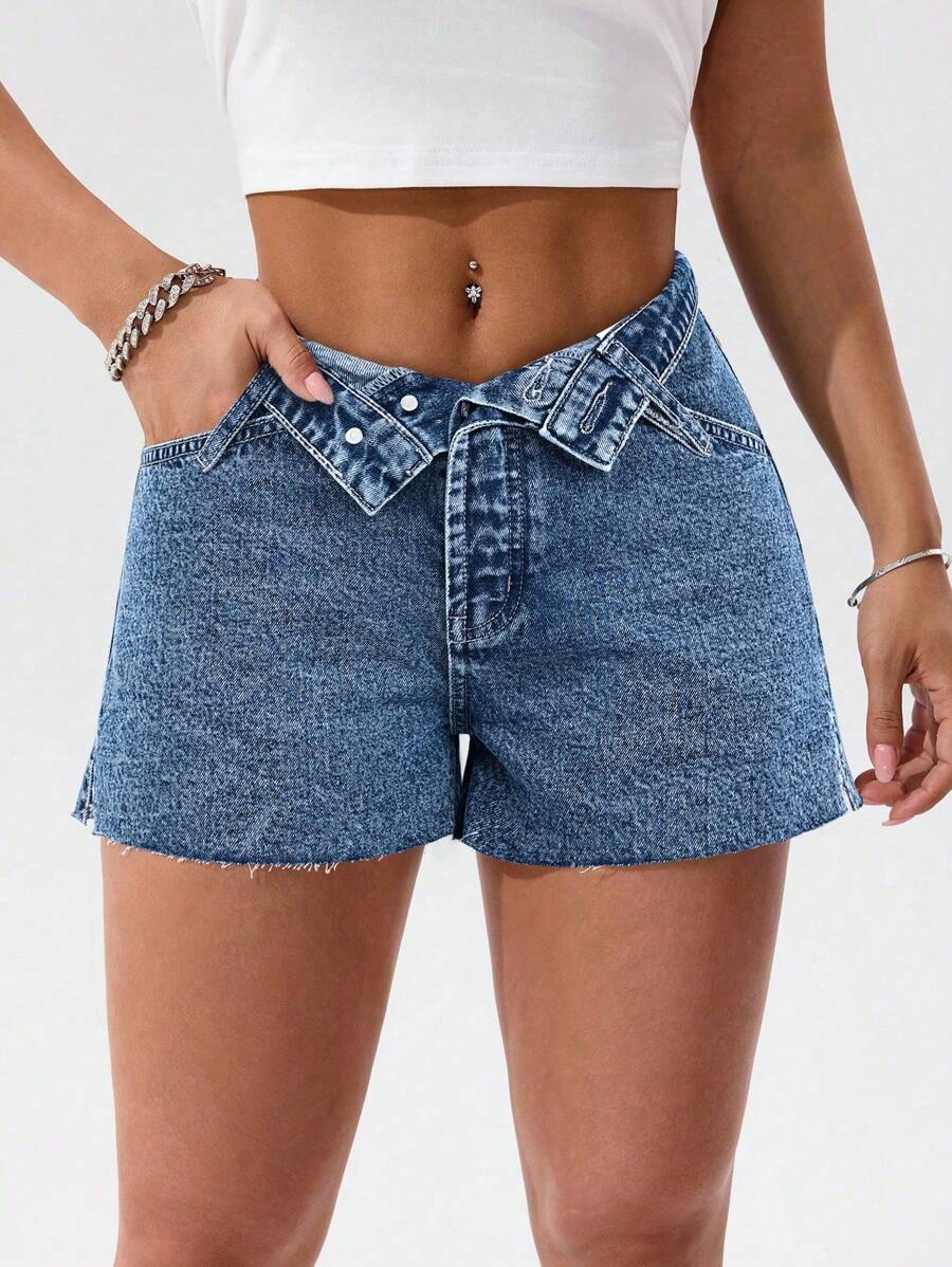 SHEIN PETITE Women's Pocketed Frayed Hem Casual Versatile Denim Shorts