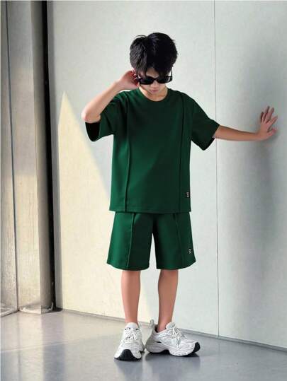 SHEIN Mirajuku ชุดเด็กโต 2 ชิ้น เสื้อยืดแขนสั้นสีพื้นและกางเกงขาสั้น เป็นชุดเล่นในฤดูร้อน