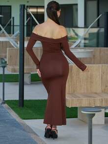 Andrea Bello Vestido negro ajustado con mangas acampanadas y decoración metálica en los hombros de diseño sofisticado y romántico para mujer, otoño - Óxido marrón - Ver 2