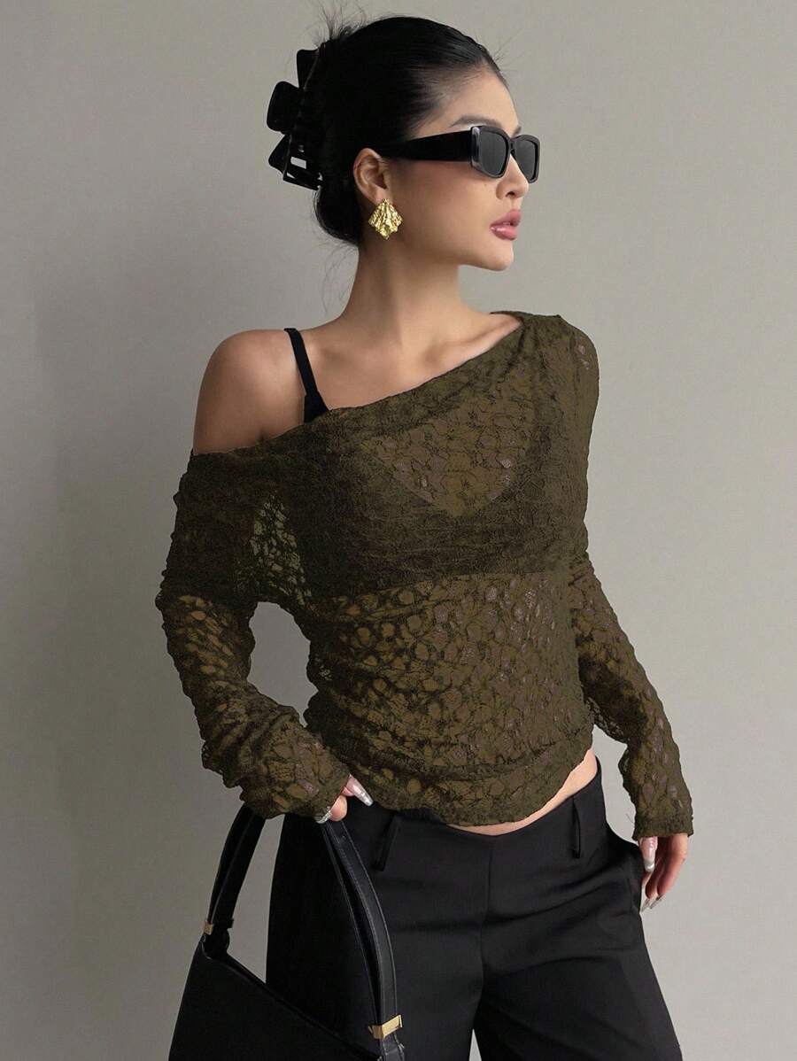 DAZY Blusa corta ajustada de hombros oblicuos de encaje transparente para mujer, color blanco, para primavera/verano de manga larga, ropa de mujer para otoño