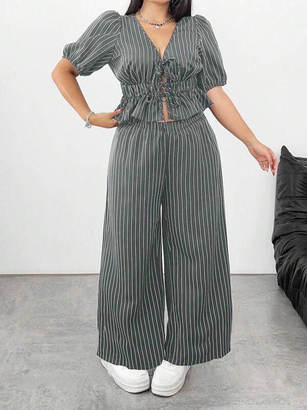 SHEIN PETITE Conjunto de 2 piezas talla grande: Blusa corta de escote en V con lazo y rayas + Pantalón casual a rayas, versátil para vacaciones y tiempo libre