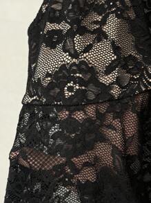 Lavishia قميص نسائي ضيق القصة بياقة V شفافة مطرزة بالدانتيل