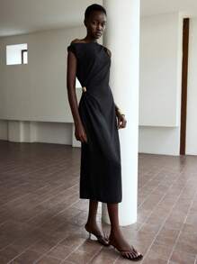 Lumivelle فستان بلا أكمام منسدل مزين بإبزيم معدني للنساء - الأسود - مشاهدة 4