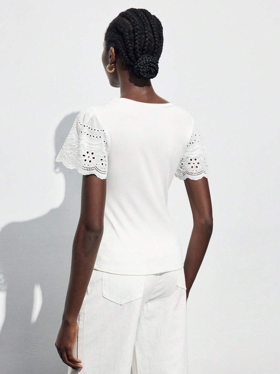 SHEIN Maija Blusa de verano para mujer de unicolor con cuello redondo, aplicación bordada, manga corta, camiseta casual, blusa de ojal blanco, blusa de manga abullonada, blusa de encaje blanco, ropa de resort de vacaciones 2025