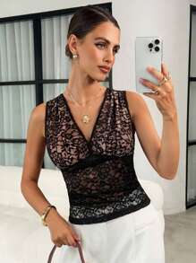 Lavishia قميص نسائي ضيق القصة بياقة V شفافة مطرزة بالدانتيل