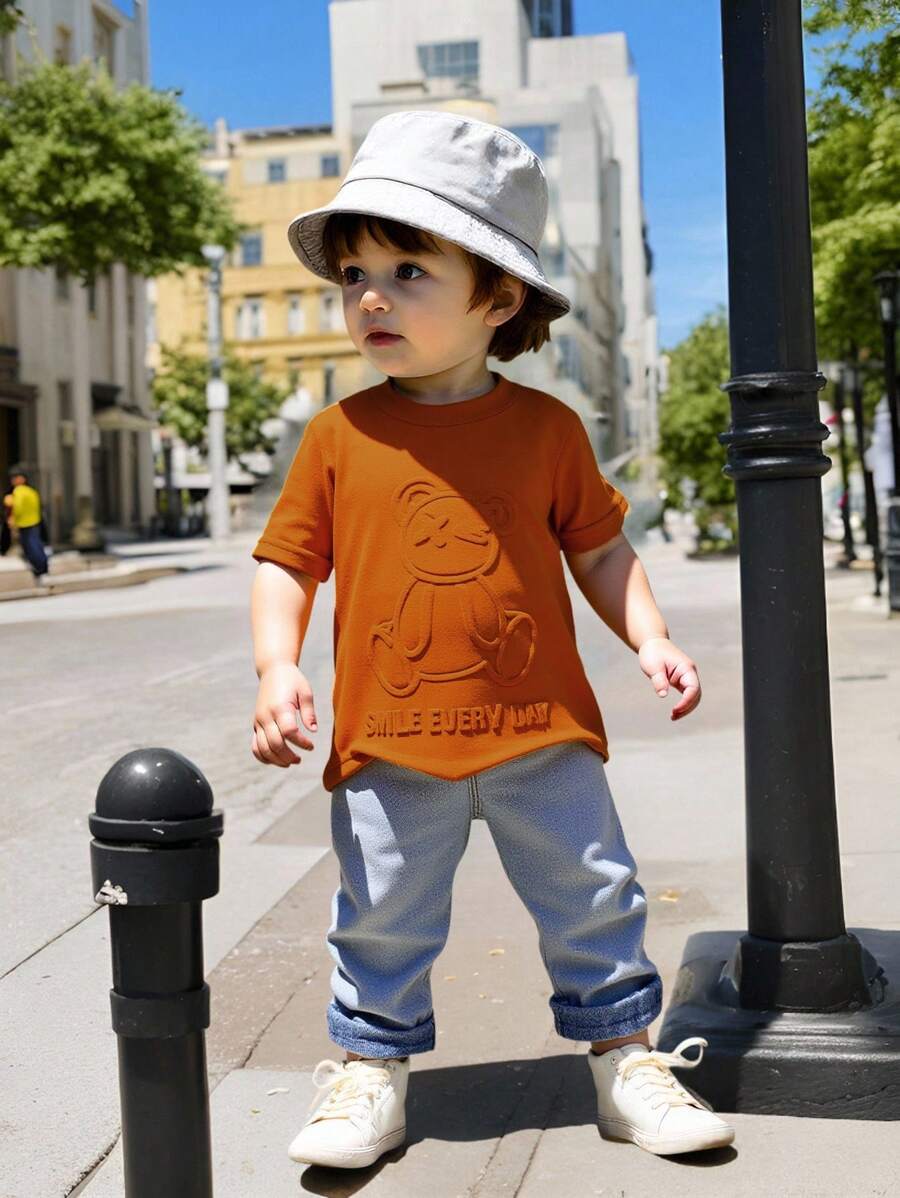 男婴夏季运动T恤和牛仔套装！上衣采用清新色调，搭配可爱的小熊图案，充满可爱个性；下装搭配经典牛仔裤，简约时尚。适合外出展现童真，休闲居家穿着舒适自由，活力四射的运动，甚至派对派对，都能成为吸睛的焦点。 - 彩色 - 查看 1