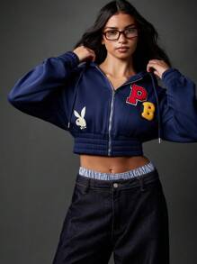 Missguided x Playboy 复古学院风短款拉链连帽衫，配有松紧腰带，兔子标志，校队字母补丁，秋冬休闲街头风外套