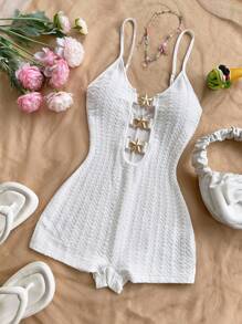 Soleia Femmes Combinaison en maille texturée plissée blanche pour les vacances, décoré d'une étoile de mer métallique à l'avant, coupe ajustée. Convient pour les fêtes, les rendez-vous, le thé de l'après-midi, la plage. Peut être portée à l'intérieur ou à l'extérieur. Style casual de rue