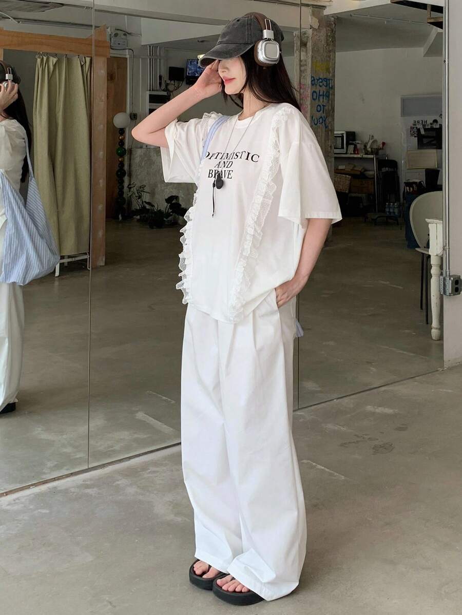 DAZY Camiseta casual de verano con estampado de letras y ribete de encaje para mujeres