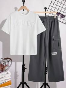 SHEIN 2件組青少年男孩白色夏季街頭風返校套裝，復古圓領壓紋T恤與工裝長褲，休閒運動服 - 白色 - 查看 2